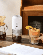 آسیاب قهوه CFT-211 در حال شارژ با کابل USB - خرید از gadgetik.ir | آسیاب قهوه USB, آسیاب قهوه با باتری