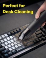 جارو شارژی شیائومی مدل HOTO QWCXJ001 در حال نظافت کیبورد - خرید از گجتیک | دمنده رومیزی سبک