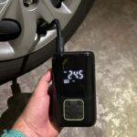 دستگاه پمپ باد AJT-8566 در حال کار با لاستیک ماشین