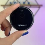 مقایسه اندازه دستگاه WearFit در انگشتان – خرید از گجتیک | طراحی فوق‌العاده جمع‌وجور