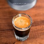 تصویر نزدیک از فنجان اسپرسو با کرمای غلیظ - خرید از گجتیک | قهوه غلیظ و خامه‌ای با اسپرسوساز Cera