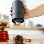 آسیاب قهوه شارژی مدل XH501 نمای نزدیک از تیغه سرامیکی - خرید از گجتیک | آسیاب سرامیکی شارژی قهوه XH501