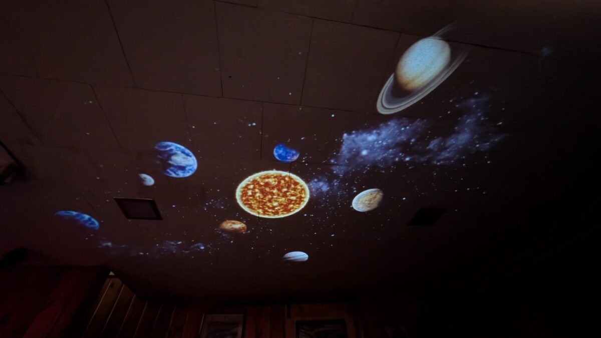 استفاده از پروژکتور STAR VISION PROJECTOR مدل S02 در اتاق کودک - خرید از گجتیک | چراغ خواب کهکشانی، پروژکتور ستاره‌ای